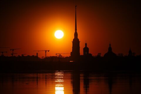 Солнце утопает в море: топ-5 мест Петербурга, откуда открывается самый эффектный вид на закат
