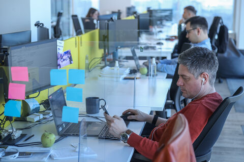 56% питерских IT-компаний навели лупу на сотрудников: за кем в Петербурге следят рекрутеры