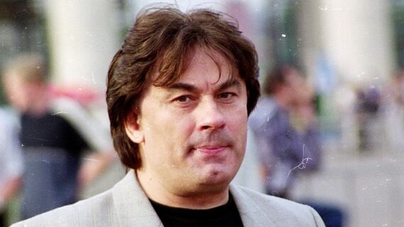 Белый лист и прятки: стареющий Серов перепугал публику в Кремле странными выходками
