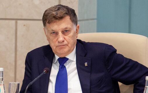 Макаров хочет «усидеть на двух стульях»