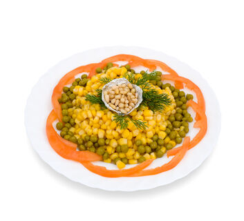 Салат "Цыпленок": простой, нежный и очень вкусный – понадобится курица, кукуруза и яйца 