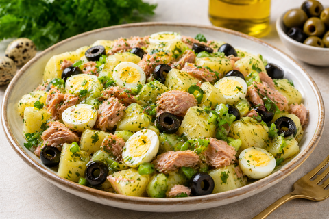 Испанский картофельный салат с оливками и тунцом: тот случай, когда добавку просят все за столом