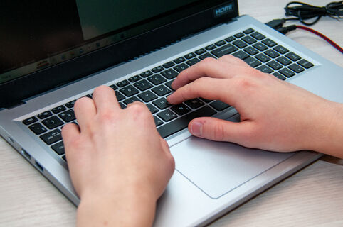 Удалёнка в Петербурге бьёт рекорды: зарплаты выросли на 44%