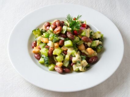 Салат "пятиминутка" с яйцом и фасолью: всего из 3 ингредиентов, но вкуснее дорогих закусок