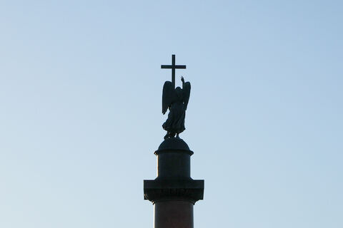 Как устанавливали Александровскую колонну на Дворцовой площади?