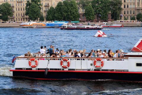 Речные прогулки по Питеру: когда откроется навигация-2026 и где покататься на теплоходе