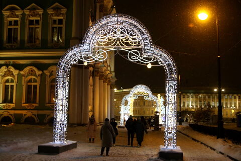 Смольный упростил праздничный декор: готовые фасады для Петербурга к Новому году и 8 Марта