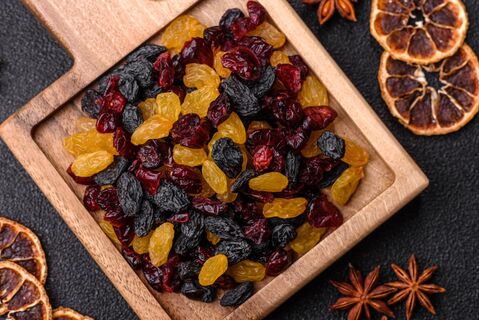 1 ложка — грязь и масляный налет из изюма вытянутся на глазах: ягоды прозрачные от чистоты — лайфхак 