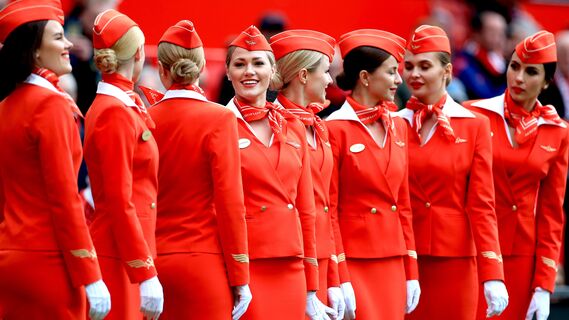 Важны не только рост и размер одежды: какие требования к стюардессам есть в разных странах