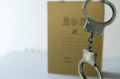 Тень 2003-го у стен Смольного: члена «Малышевской» банды обвиняют в попытке подрыва автомобиля