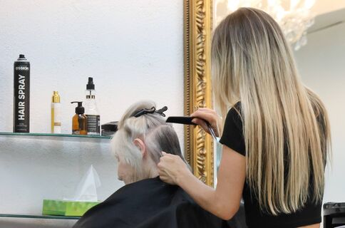 Крашу корни раз в неделю - все равно седая: 5 ошибок, из-за которых краска не держится на волосах