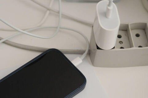 Ошибки при зарядке смартфона, которые делают все: вот как вы убиваете батарейку на телефоне