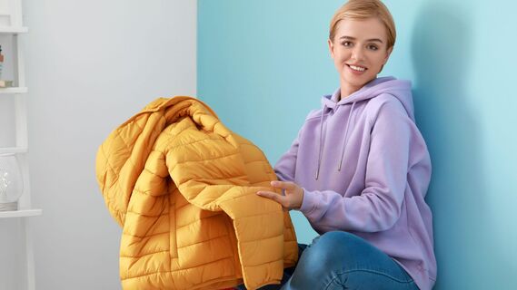 Запах грязного пуховика уйдет без стирки: пригодится один продукт с кухни