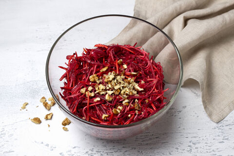 2 свеклы и 1 банка горошка – а на выходе изумительно вкусный салат: домашних за уши не оттащить