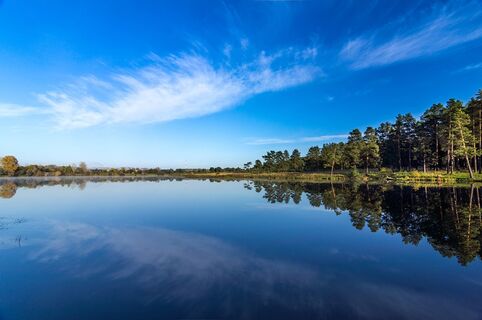 Уральское озеро, где парит душа: бирюзовая гладь и величественные хребты — место для отдыха на лоне природы