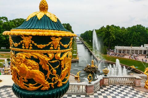 Летний трафик в Петергофе: почасовая парковка вернулась с удвоенной ценой