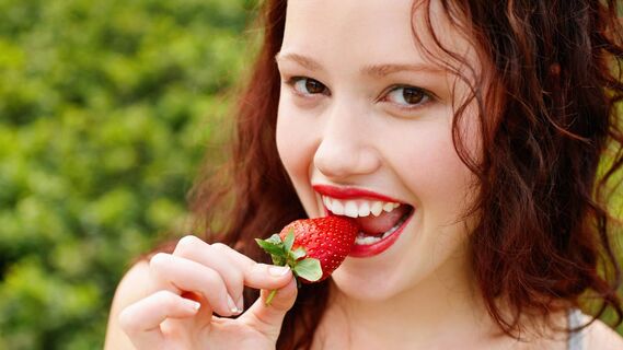 От каких продуктов нужно отказаться, чтобы сохранить зубы