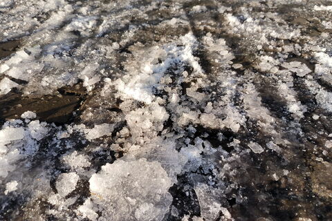 Кто ответит за скользкие тротуары: в Петербурге задумались об отказе от соляных ловушек