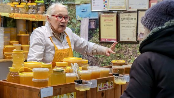 Отличить натуральный мед от подделки можно только так: видно невооруженным глазом