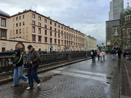 Петербургский вайб: почему молодежь Северной столицы бежит с «удаленки», но не хочет на заводы