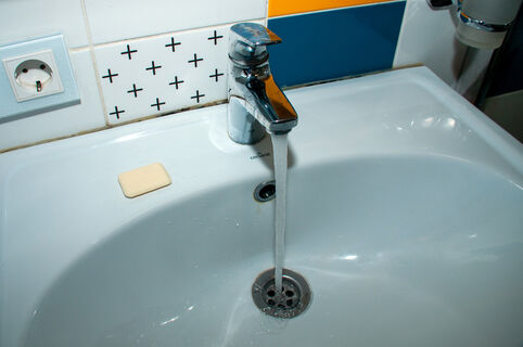 Порыв трубы оставит без воды торговый комплекс на Звездной в Петербурге