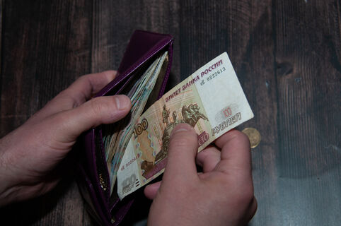 Вместо скачка — осторожный шажок: в 2026‑м реальные зарплаты прибавят лишь 2,7%