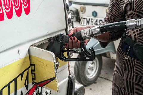 Петербуржцам советуют заправить полный бак до 30 апреля: эксперт рассказал, что будет с ценами на бензин в мае