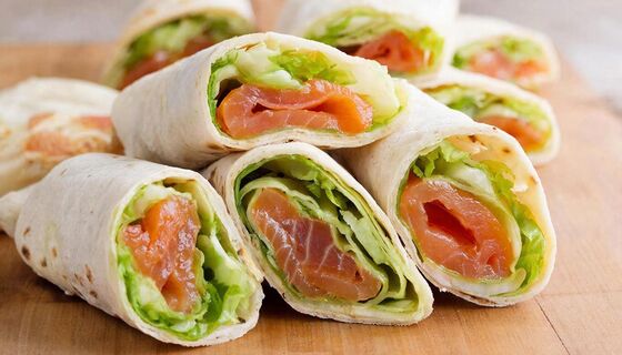 Заворачиваю в лаваш пекинку с рыбой - и на столе идеальная закуска: хоть на праздник, хоть в дорогу 