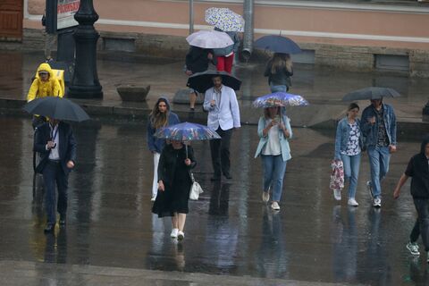 Сколько человек живет в Питере?