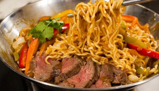 Готовим дома как в доставке: сочный и невероятно вкусный вок с говядиной в кисло-сладком соусе