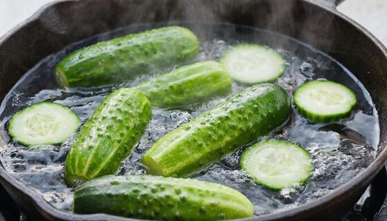 Заливаю огурцы кипятком — и получаю закуску лучше дорогих солений: старинный рецепт, который снова в тренде