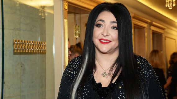 «Он сразу даст за меня в глаз»: Лолита закрутила роман с поклонником