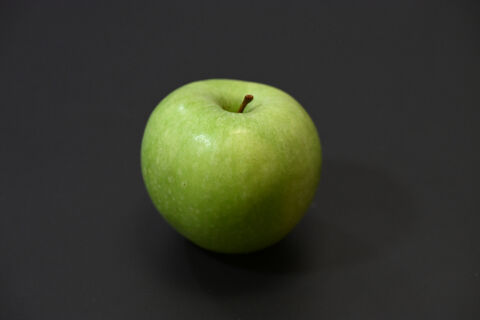 Яблочные леденцы – хрустящие снаружи и мягкие внутри: хороши и на стол, и в подарок – и большую порцию сметут за секунды