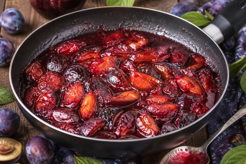Жарю варенье из слив на сковородке - получается вкуснятина: в составе нет ничего лишнего