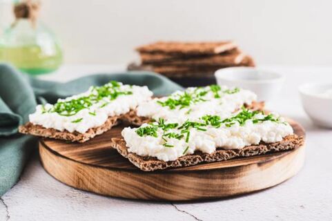 Три ингредиента на терке - и нежная намазка на хлеб готова: завтрак за минуту - альтернатива бутербродам с колбасой