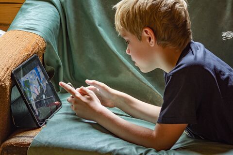 Кому звонить, когда впереди тупик: Смольный назвал телефоны помощи по детским вопросам в Петербурге