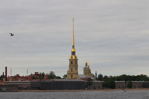 Вернулись спустя век: на надгробии Николая I вновь появились памятные медали