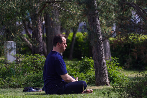 От запрещенных веществ — к медитации: петербургский спортивный тренер открыл центр йоги в СИЗО