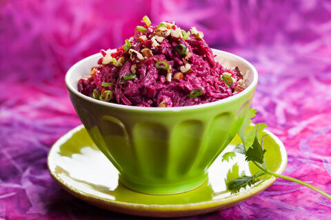 2 свеклы и 1 банка консервов – а на выходе сытный и вкусный салат: у домашних только за ушами пищит 