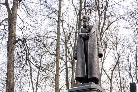 Памятник, Достоевский