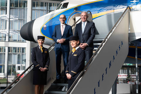 Вовсе не для красоты: зачем стюардессы обязательно носят шейные платки 