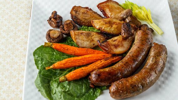 Приготовьте нежнейшие купаты с овощами: вкусный и быстрый ужин для всей семьи
