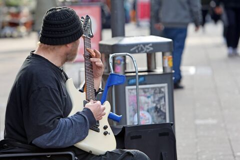 Мелодии под открытым небом: где в Санкт-Петербурге послушать уличных музыкантов