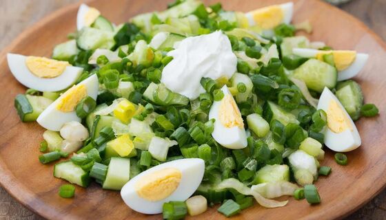 Бросаю в блюдо яйца и зеленый лук - через 5 минут на столе крутая закуска: хоть на ужин, хоть на праздник 