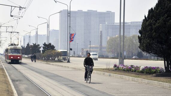 Как девушки в КНДР зарабатывают на туристах: россиянин раскрыл тайный обмен - готовы на все 