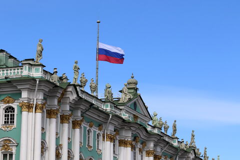 Фонари, фарфор и вандалы: Эрмитаж простился с белыми ночами