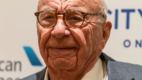 От этих фото челюсть отвиснет: вот как 91-летний миллиардер отжигает с новой женой