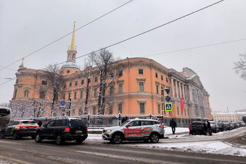 Загадочное сияние Михайловского замка: Петербург встретил Новый год игрой света и скрытых тайн