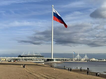 Борьба с ветром на высоте 60-го этажа: почему гигантские флаги у «Лахта Центра» решили уменьшить