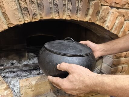 Чугунный казан снова будет как новый: народный метод очистки от гари